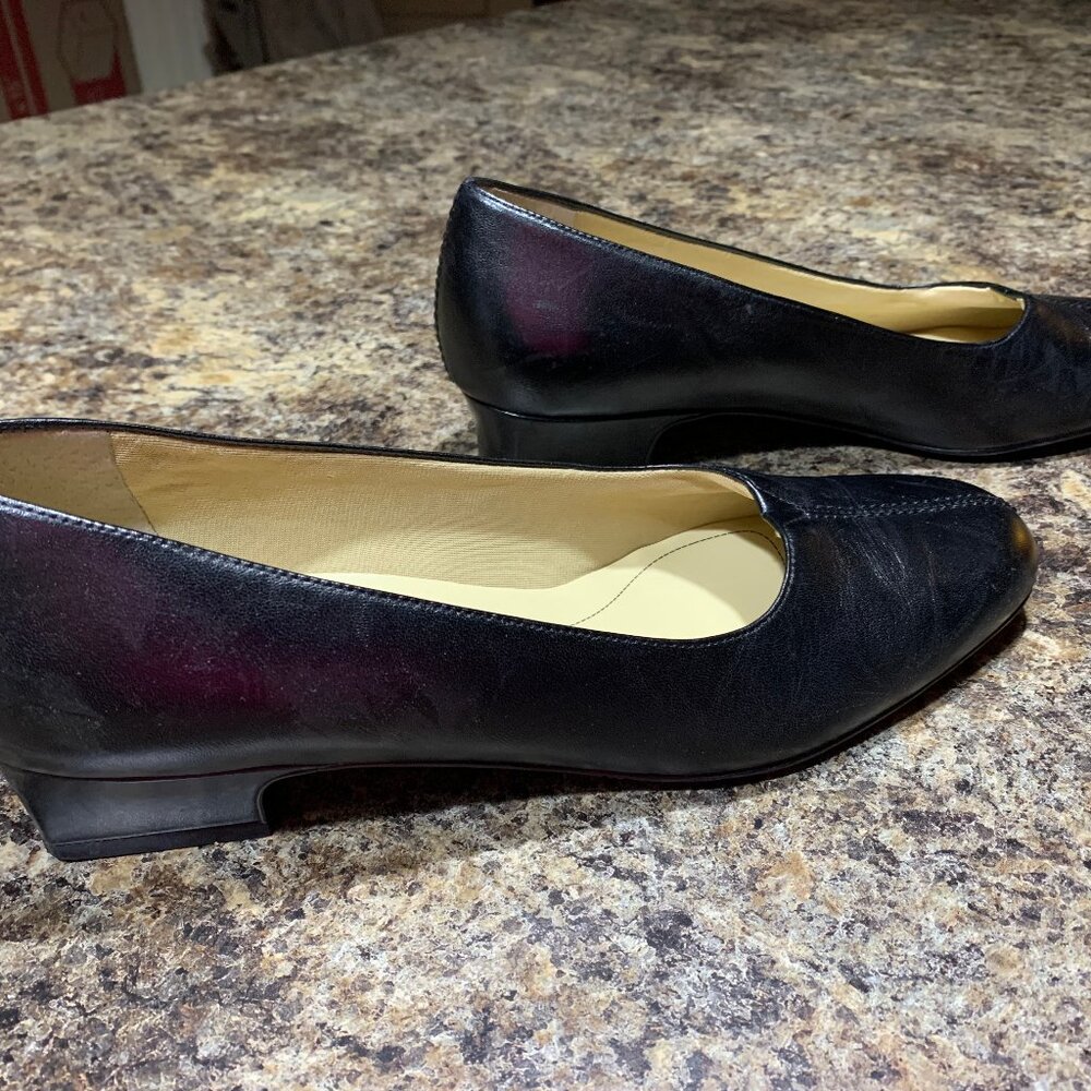 Black Trotter heels, size 10 WIDE, with a 1 1/2 inch heel/shoe